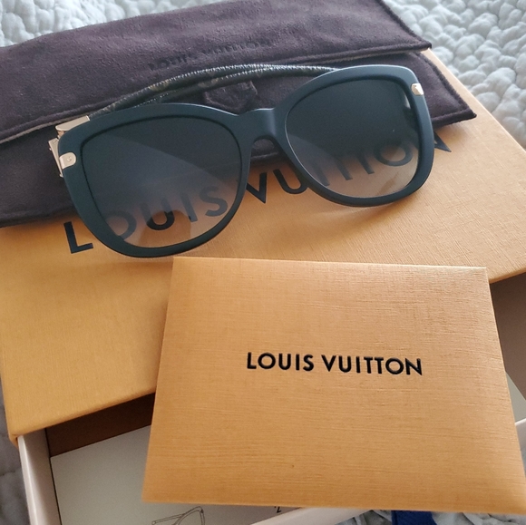 Louis Vuitton Accessories - Authentic Louis Vuitton Charlotte Sunglasses